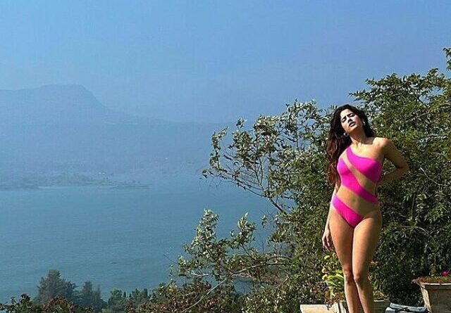 cropped-Janhvi-Kapoor-in-bold-bikini.jpg