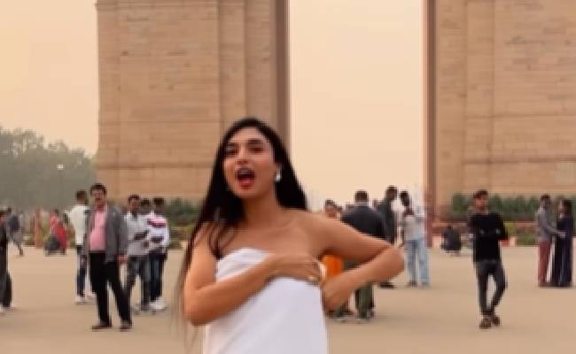 viral video kolkata model india gate